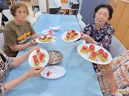 [늘푸른기억돌봄학교]손끝으로 만드는 건강과 행복, 어르신 요리교실 '카나페 만들기'
