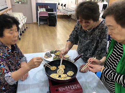 [늘푸른기억돌봄학교] 어르신들과 함께하는 추석 맞이 ‘모둠전 만들기’ 요리교실