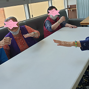 ☆늘푸른실버타운-구슬팔찌 선물드리기(8월 다섯째주)☆